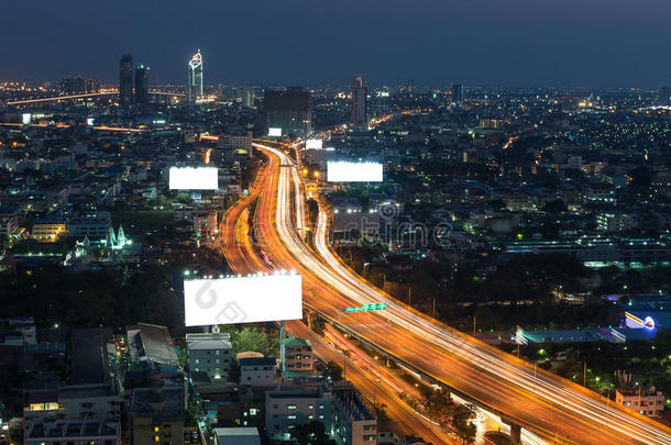 大空白广告牌与高速公路和城市景观在黄昏