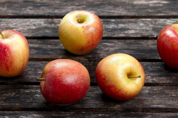 木制桌子上漂亮的<strong>红<strong>苹果水果</strong>。 背景，纹理