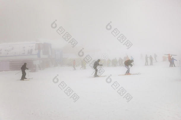 冒险和背景暴风雪寒冷的