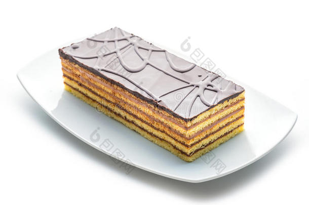 无麸质蛋糕与奶油和巧克力顶部的白色盘子，隔离在白色背景，产品摄影的糕点或