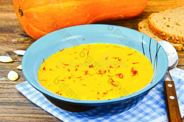 胡萝卜，南瓜奶油汤与藏红花饮食
