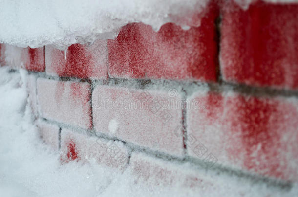 冰冻的红墙