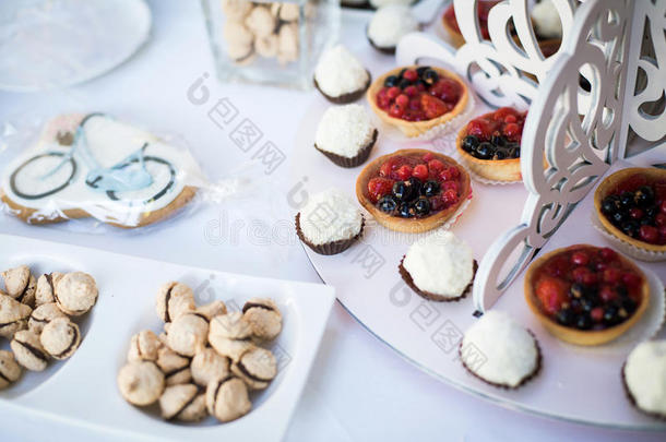 五颜六色的婚礼糖果桌，展出不同的糖果。
