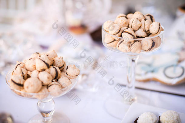 五颜六色的婚礼糖果桌，展出不同的糖果。