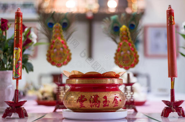 一桌盛宴和道具在中国新年，以尊重<strong>祖先</strong>和庆祝
