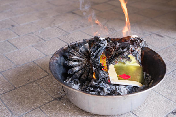 一种仪式，把金纸烧掉给祖先，以表示敬意和庆祝中国新年。