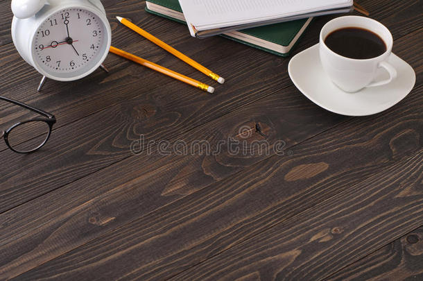 办公室里的商务配件一张深色的木桌
