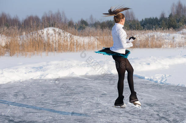冰湖上的<strong>花样滑冰</strong>女子