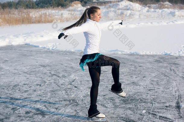冰湖上的花样滑冰女子