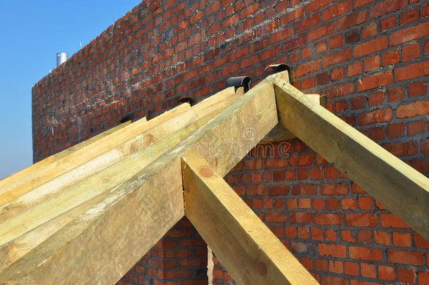 用沥青<strong>防水</strong>卷材和金属锚将木椽、屋檐、木梁安装在砖墙上