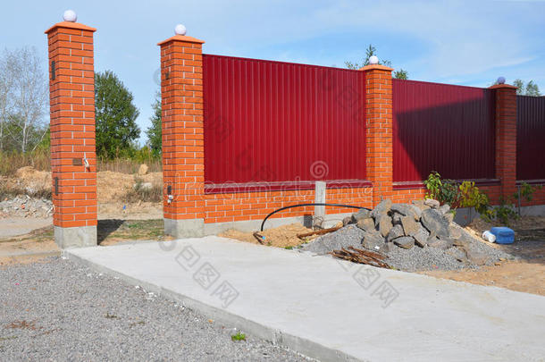 建筑新金属栅栏与门，大门现代风格设计装饰红砖墙面与水泥。