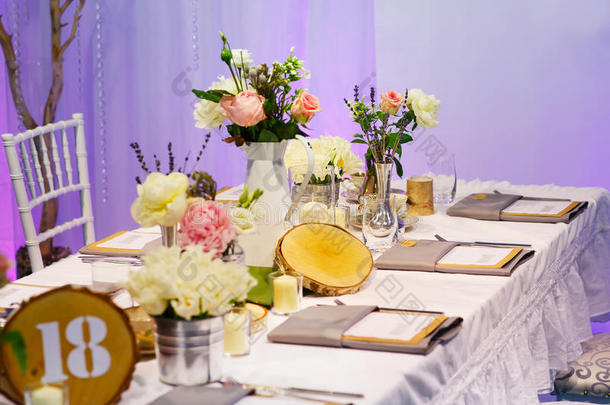 为婚礼或活动派对而设的绿色和白色雅致桌子。