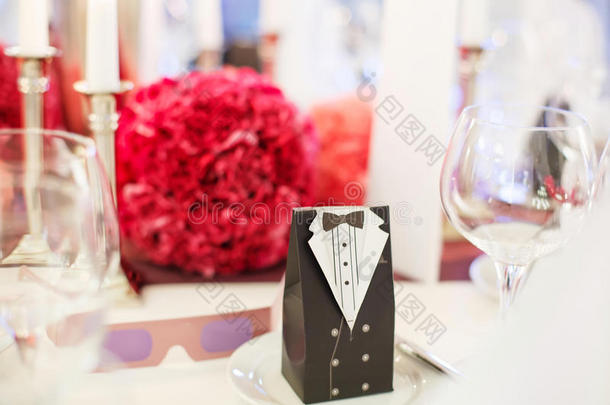 优雅的餐桌，适合婚礼或活动派对，颜色为柔和的红色和圆珠笔