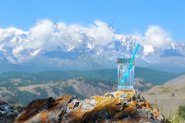 雪山背景上一杯晶莹剔透的水。
