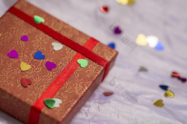 带有彩色心脏的红色礼品盒，情人节，婚礼