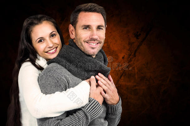 微笑夫妇拥抱和看相机的复合图像