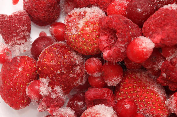 冷冻红色水果的混合物