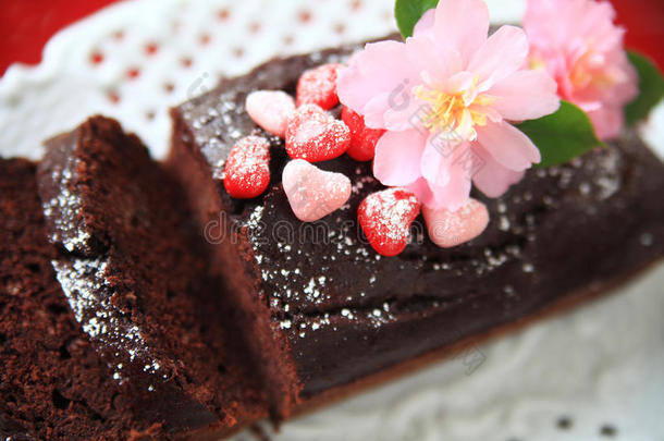巧克力蛋糕，糖果心和花