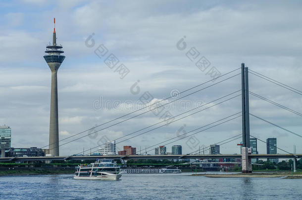 <strong>杜</strong>塞尔多夫在莱茵河上的城市景观，惠斯·林克尼布拉克桥和莱茵特姆塔，<strong>奥</strong>尔德林-威斯特法伦，德国。