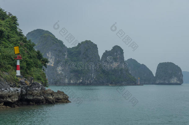 美丽的石灰石山风景哈龙湾，越南北部。
