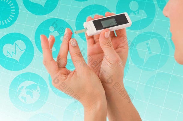 糖尿病妇女使用<strong>血糖监测</strong>仪的复合图像