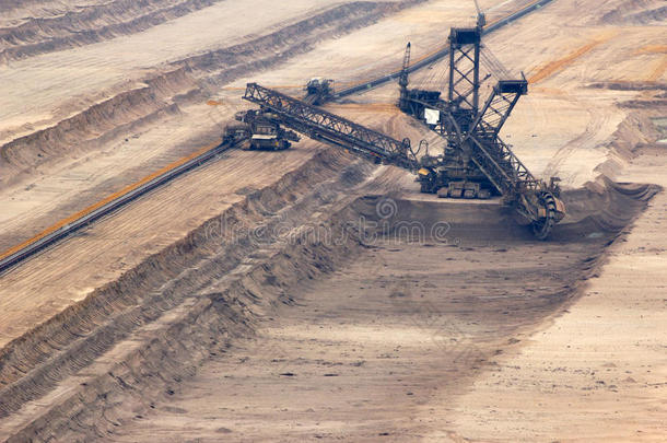 挖掘机在露天<strong>矿山开采</strong>褐煤