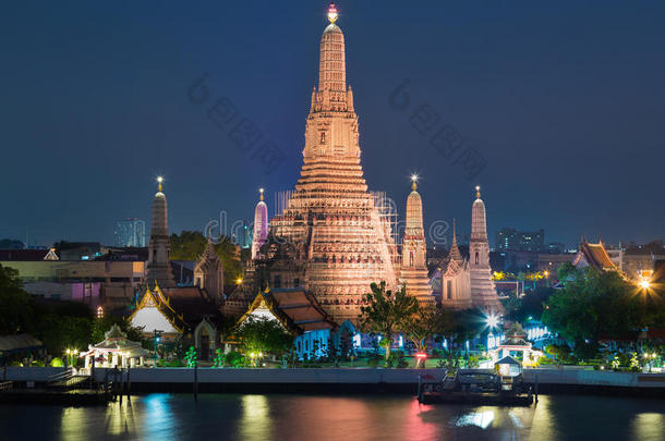阿伦寺或黎明庙夜景，泰国最著名的旅游目的地。