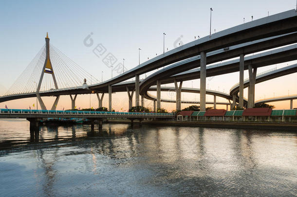 悬索桥和高架路的曲线在泰国曼谷<strong>黄</strong>昏的<strong>河边</strong>互换