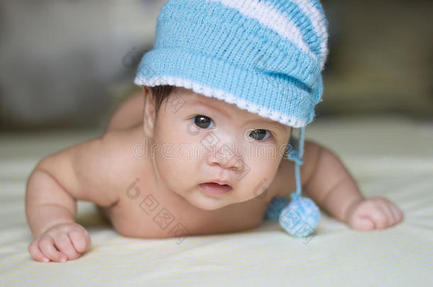 亚洲婴儿躺在蓝色的衣服上。