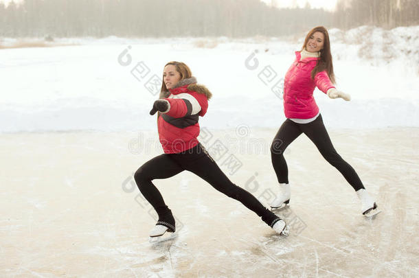 <strong>花样滑冰</strong>教练和学徒在冰湖练习
