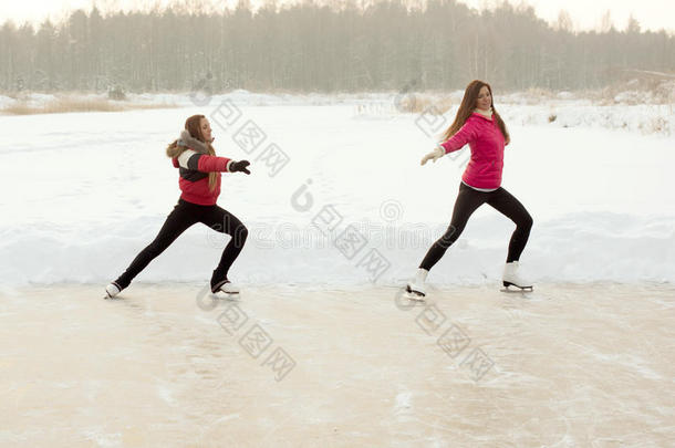<strong>花样滑冰</strong>教练和学徒在冰湖练习