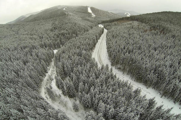 空中拍摄白雪覆盖的道路在乡村喀尔巴阡山