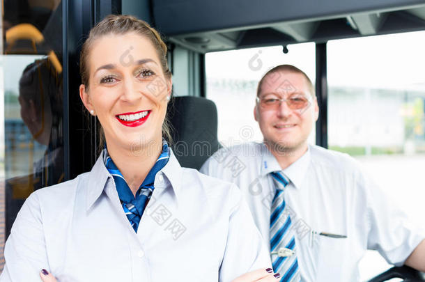 公共汽车或教练司机和导游
