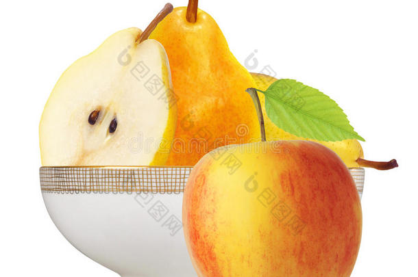 美丽的新鲜黄花梨在盘子和苹果上分离