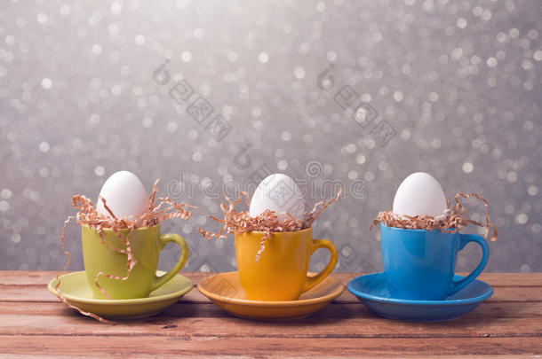 复活节假期创意背景与鸡蛋在咖啡杯