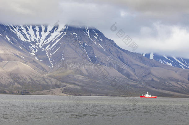美丽的风景与挪威游船停靠在<strong>龙年</strong>湾港口的背景下雾黑山和平静