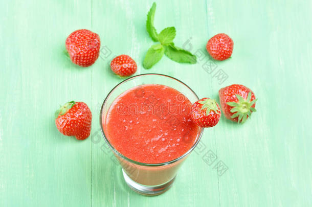 玻璃杯草莓汁
