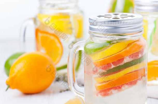 排毒水果注入调味水。 清爽的夏季自制柠檬水鸡尾酒