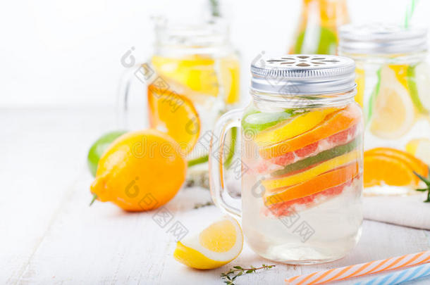 排毒水果注入调味水。 清爽的夏季自制柠檬水鸡尾酒
