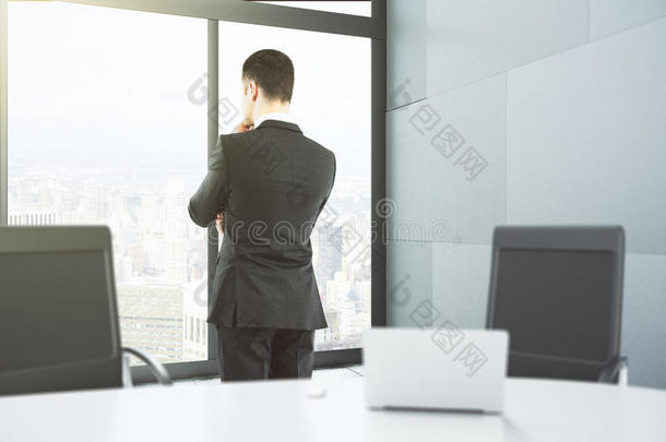 商人用大窗户看着办公室里的窗户
