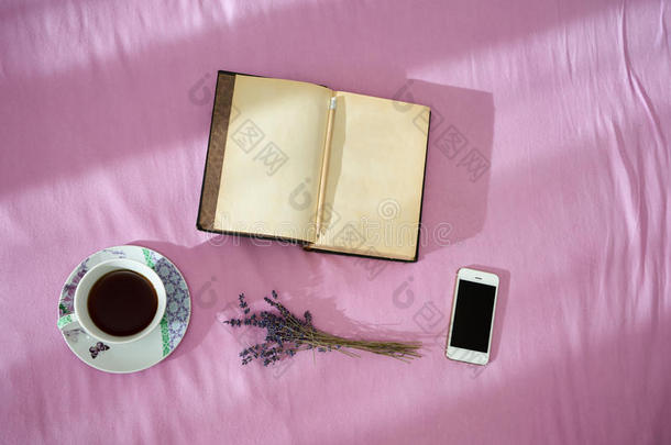 一杯咖啡，干薰衣草，老式笔记本和智能手机紫色背景