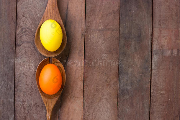木制厨具和木制背景上的复活节鸡蛋