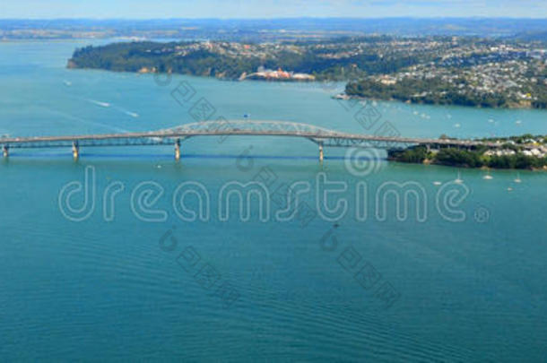 奥克兰<strong>海港大桥</strong>的鸟瞰图