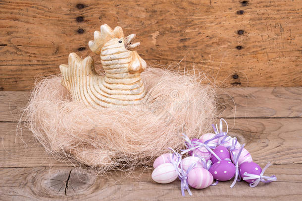 复活节鸡蛋在木制桌子上