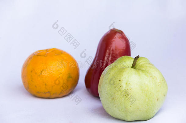 新鲜红玫瑰苹果，橙色和绿色番石榴清洁水果