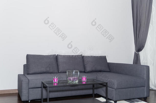 舒适的角落在现代客厅或客厅与沙发