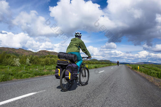 在冰岛的夏天，骑自行车的人骑在路上。 旅行和运动图片
