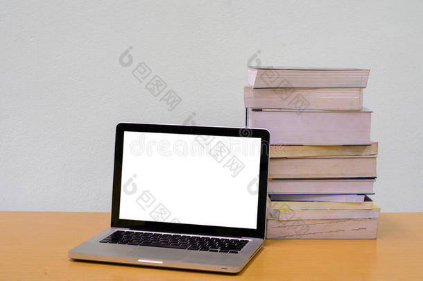 木桌上有<strong>笔记本</strong>（<strong>笔记本</strong>电脑）的书，教育，论文，空白屏幕