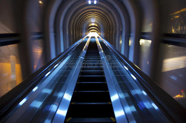 在乌梅达天空大厦乘坐的自动扶梯