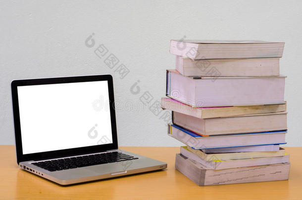 木桌上有笔记本（笔记本电脑）的书，教育，论文，论文